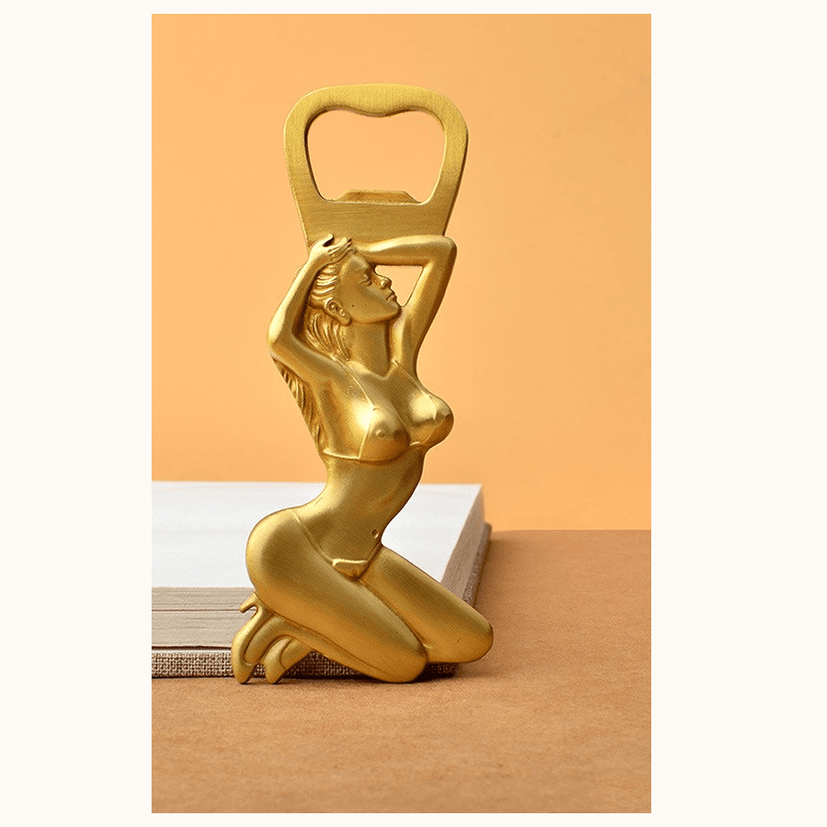 Abridor de Garrafa Decorativo Dourado em uso