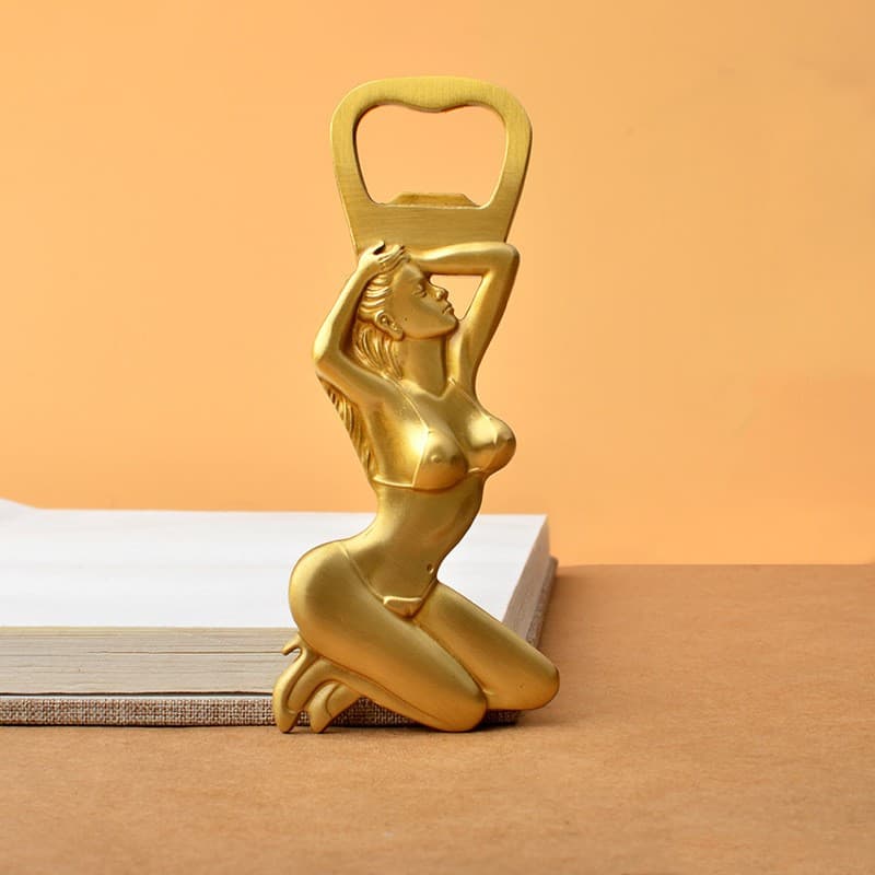 Abridor de Garrafa Decorativo Dourado detalhes
