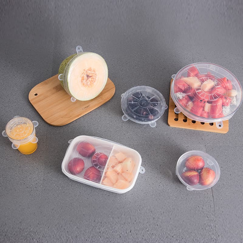 Kit Tampas de Silicone para Microondas demonstrado em uma bancada real